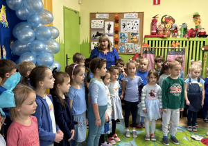 Zdjęcie przedstawia dzieci z grupy III i IV podczas śpiewania piosenki.