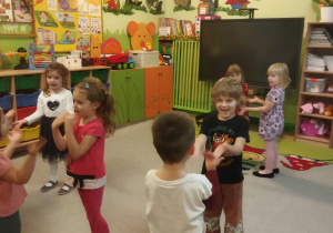 Zdjęcie przedstawia dzieci z grupy II podczas zabawy ruchowej "Misie pysie"..
