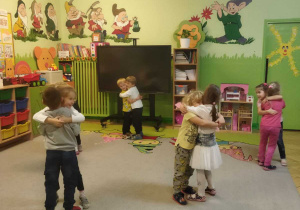 Zdjęcie przedstawia dzieci z grupy III podczas zabawy ruchwej "Misie pysie".