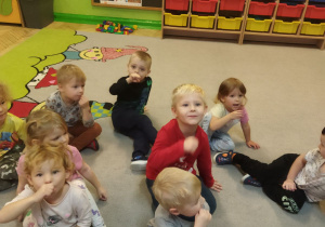 Zdjęcie przedstawia dzieci z grupy I, które wykonują ćwiczenia narządów mowy..