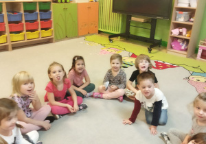 Zdjęcie przedstawia dzieci z grupy II wykonujące ćwiczenia narządów mowy.