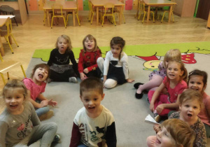 Zdjęcie przedstawia dzieci z grupy II wykonujące ćwiczenia narządów mowy.