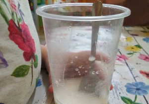 Na zdjęciu widać kubek z jedną z substancji wymieszaną z wodą.