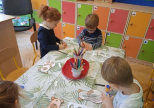 Zdjęcie przedstawia dzieci wykonujące pracę plastyczną "Miś".