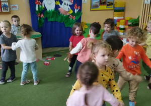 Na tym zdjęciu widać dzieci podczas zabaw z misiami.