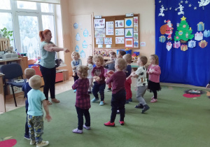 Na tym zdjęciu widać dzieci wraz z nauczycielką podczas zabawy ruchowej.