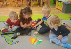 Zdjęcie przedstawia dzieci podczas zabaw matematycznych.