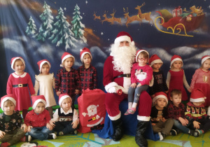 Zdjęcie przedstawia dzieci z grupy I z Mikołajem.
