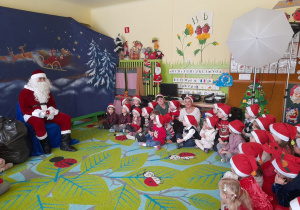 Zdjęcie przedstawia dzieci z grupy I podczas spotkania z Mikołajem.