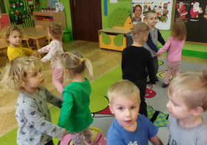 Na tym zdjęciu widać dzieci z grupy I podczas zabawy ruchowej z wyliczanką o św. Mikołaju.