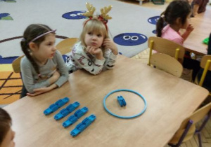 Na tym zdjęciu widać dzieci podczas zabaw doskonalących liczenie z wykorzystaniem klocków i obręczy.