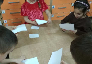 Zdjęcie przedstawia dzieci z grupy IV podczas wykonywania zadania.