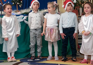 Zdjęcie przedstawia Hanię T., Marysię, Dominka, Julię oraz Frania podczas występu.