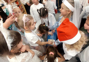 Zdjęcie przedstawia dzieci ogladające prezent dla grupy od Mikołaja.
