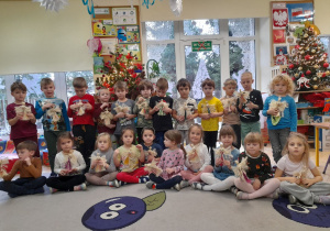 Zdjęcie przedstawia wszystkie dzieci prezentujące swoje gotowe anioły.