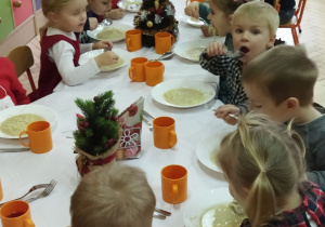 Zdjęcie przedstawia dzieci z grupy I przy wspólnym, świątecznie zastawionym stole.