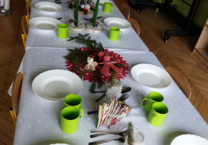 Zdjęcie przedstawia świątecznie zastawiony stół.
