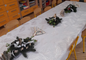 Zdjęcie przedstawia świątecznie udekorowany stół.