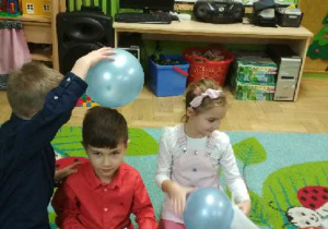 Na tym zdjęciu widać działania dzieci w wykorzystaniem balonów oraz bibuły.