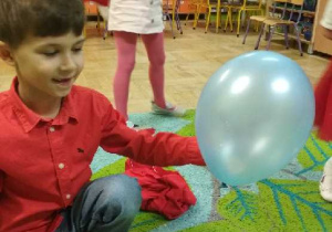 Na tym zdjęciu widać Szymona z IV grupy wykonującego doświadczenia z balonem.