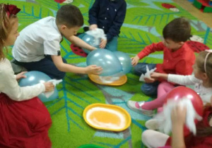 Zdjęcie przedstawia dzieci zgrupy IV wykonujące odświadczenia z balonami.