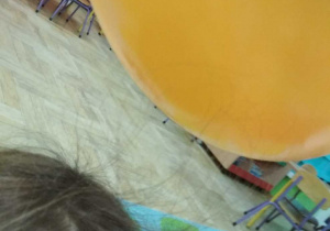 Na tym zdjęciu widać jak balon przyciąga włosy jednego z uczestników koła.