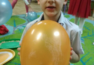 Na tym zdjęciu widać Krystiana z balonem, do którego przykleiły się drobiny sztucznego śniegu.