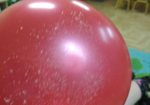 Na tym zdjęciu widać balon z przyklejonym do niego sztucznym śniegiem.