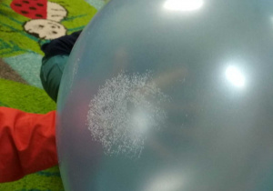 Na tym zdjęciu widać balon z przyklejonym do niego sztucznym śniegiem.