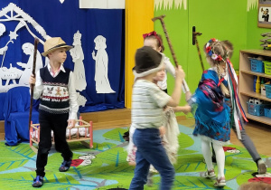 Zdjęcie przedstawia taniec górali w wykonaniu grupki dzieci.