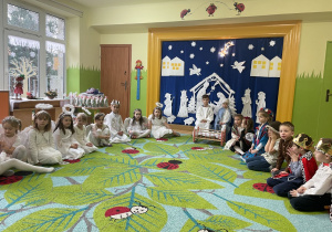 Zdjęcie przedstawia wszystkie dzieci w oczekiwaniu na rozpoczęcie przedstawienia.