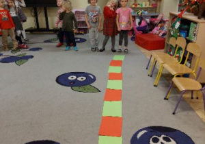 Zdjęcie przedstawia dzieci podczas zabawy z kolorami.