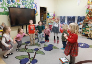 Zdjęcie przedstawia dzieci z grupy II podczas zabaw doskonalących liczenie.