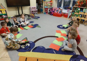 Zdjęcie przedstawia dzieci układjące rytmy z dwóch kolorów.