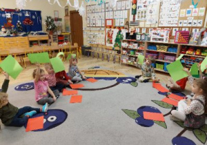 Na tym zdjęciu widać dzieci podczas zabaw utrwalających kolory.