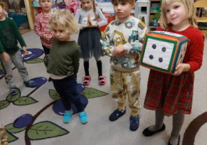 Zdjęcie przedstawia dzieci podczas zabaw doskonalących liczenie.