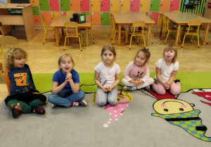 Zdjęcie przedstawia dzieci z grupy III podczas wykonywania ćwiczeń narządó mowy.