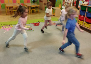 Na tym zdjęciu widać dzieci z grupy III podczas zabawy ruchowej.