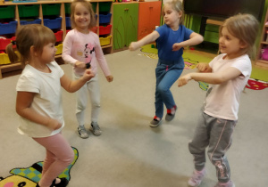 Na tym zdjęciu widać dzieci z grupy III podczas zabawy ruchowej.