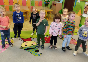 Zdjęcie przedstawia dzieci z grupy I podczas wykonywania ćwiczeń narządó mowy.
