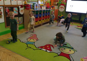 Na tym zdjęciu widać dzieci z grupy I podczas zabawy ruchowej.