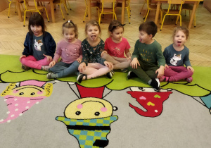 Zdjęcie przedstawia dzieci z grupy II podczas wykonywania ćwiczeń narządó mowy.