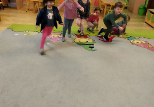 Na tym zdjęciu widać dzieci z grupy II podczas zabawy ruchowej.