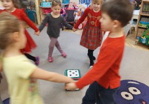 Zdjęcie przedstawia dzieci z grupy II podczas zabaw matematycznych z kostką.