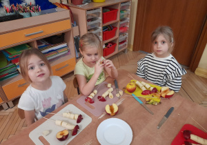 Na tym zdjęciu widać Helenkę, Celinke i Julę z uformowanymi z owoców bałwankami.
