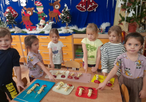 Na tym zdjęciu widać Piotrka, Hanię N., Helenkę, Celinkę, Julię oraz Marysię, którzy prezentują swoje owocowe bałwanki.