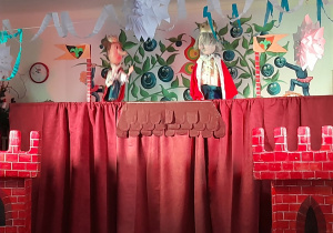 Zdjęcie przedstawia kolejną scenę z teatrzyku - na scenie znajdują się kukiełki króla i księcia.