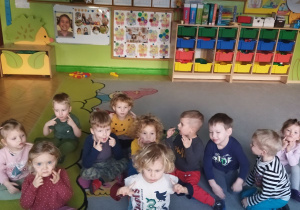 Zdjęcie przedstawia dzieci z grupy I podczas wykonywania ćwiczeń narządów mowy.