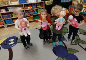 Zdjęcie przedstawia dzieci z grupy I podczas zabawy "Cztery lale".