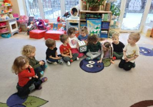 Zdjęcie przedstawia dzieci z grupy I podczas zabawy "Magiczna kostka".